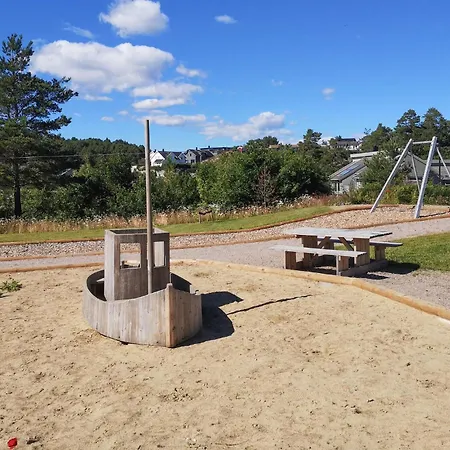 4 Bedroom Stunning In בית נופש Søgne